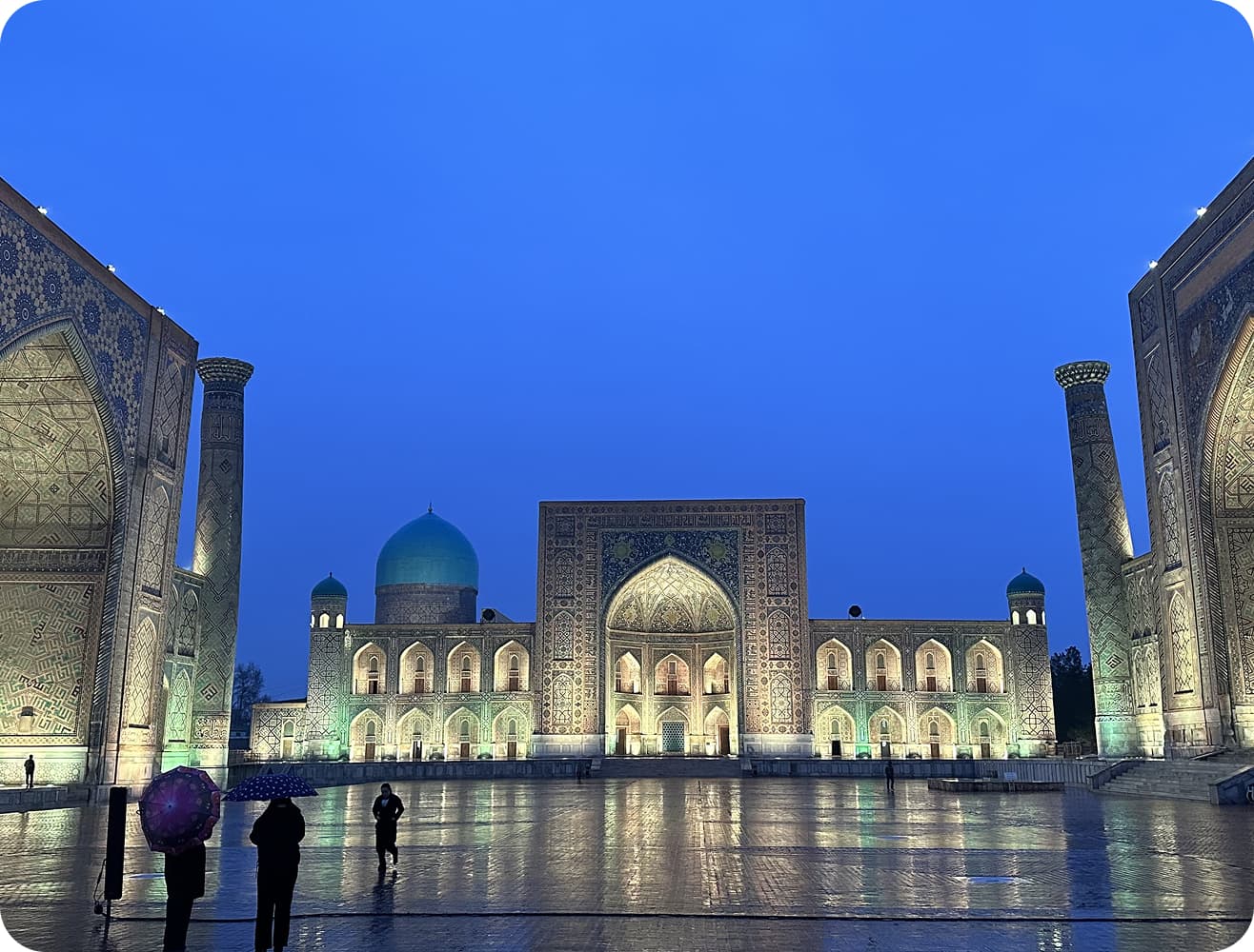 Площадь Регистан на закате в Самарканде