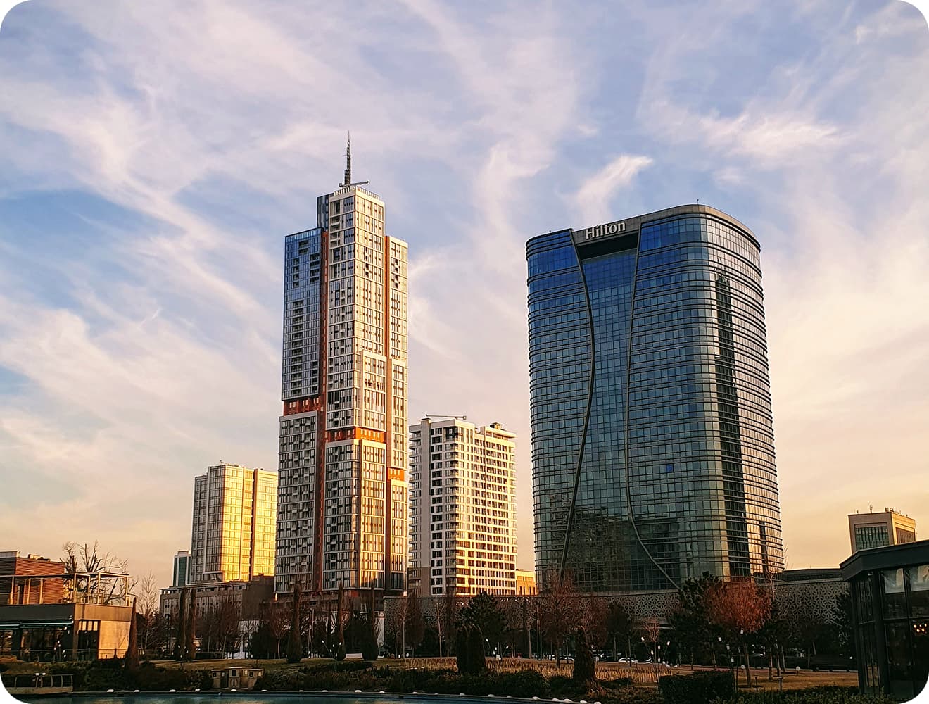 Современные небоскрёбы в деловом центре Ташкента
