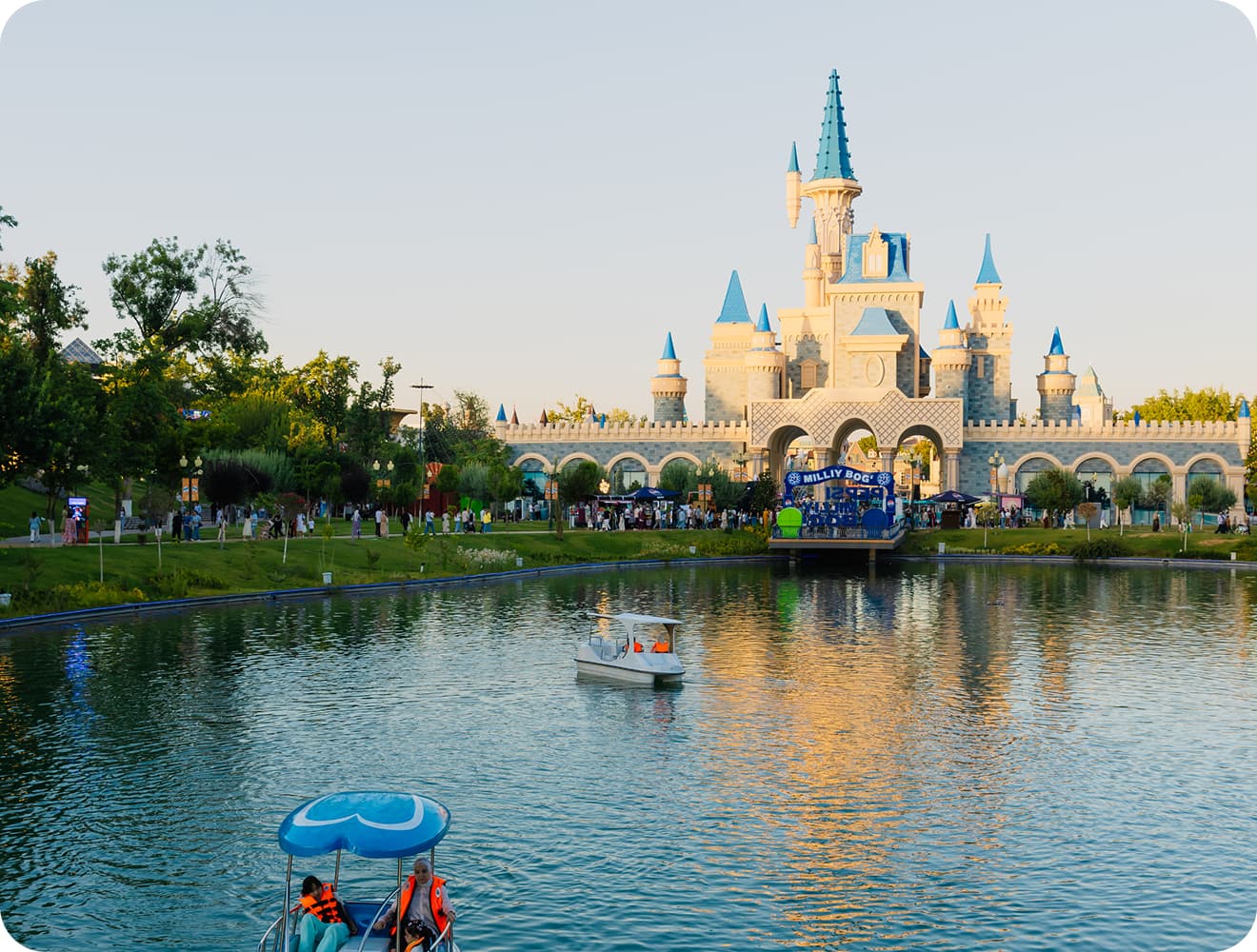 Парк Magic City с озером и лодками в Ташкенте