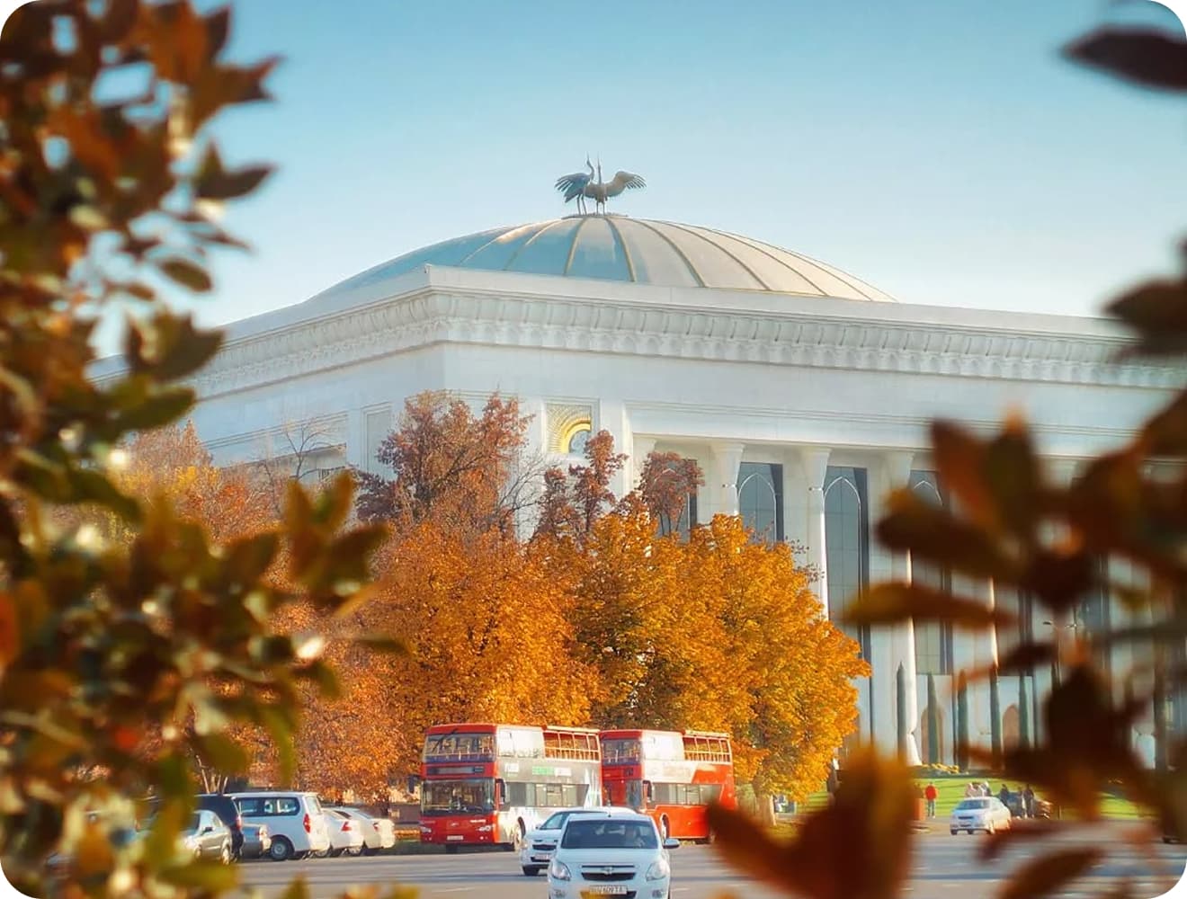 Фасад Дворца дружбы народов в Ташкенте