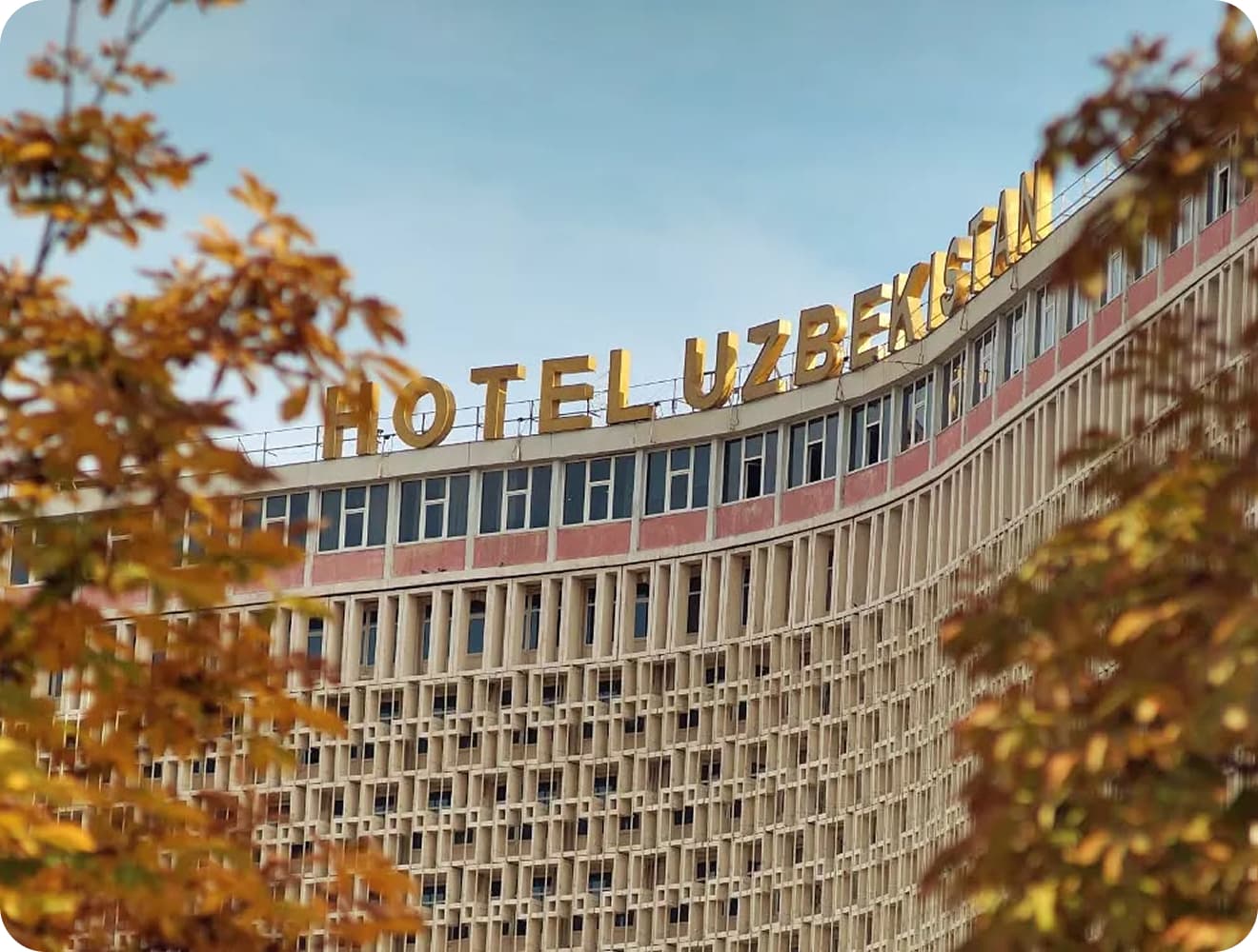 Вид на гостиницу «Узбекистан» в центре Ташкента