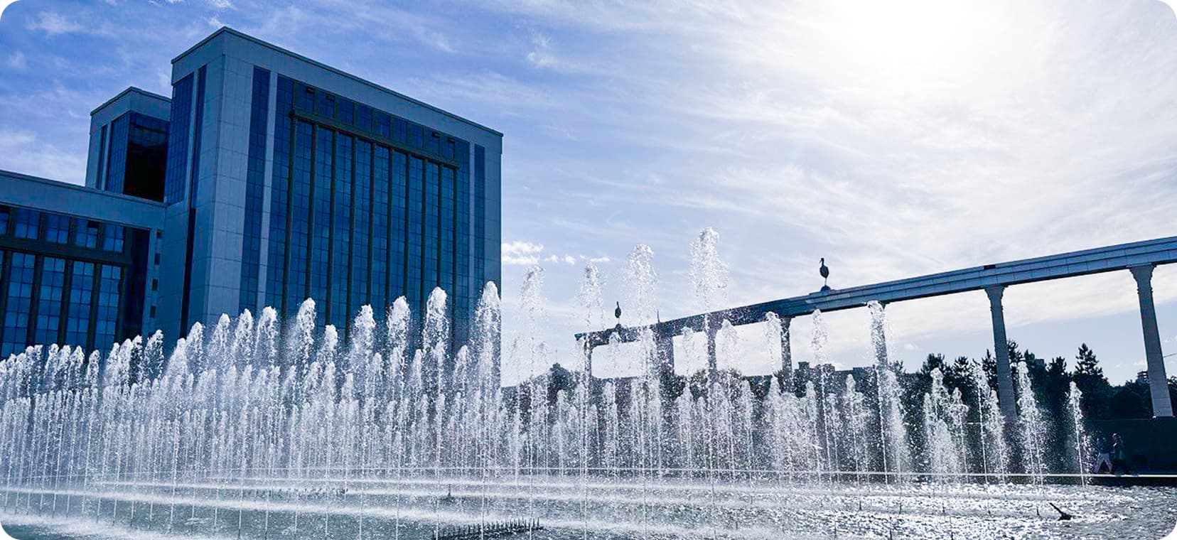 Фонтан и арка на площади Независимости в городе Ташкент